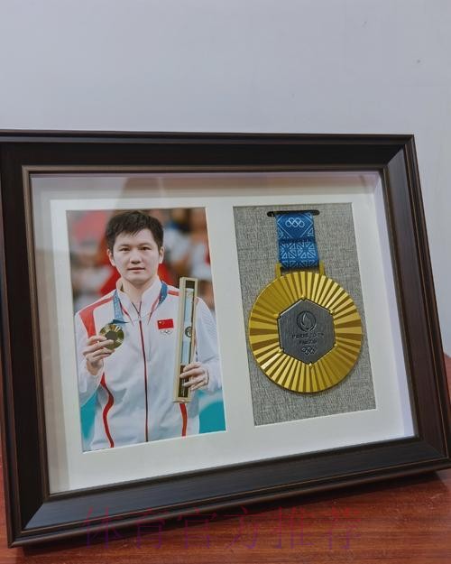 告别仪式结束后 老弗爷向拉莫斯赠送金钻石徽章